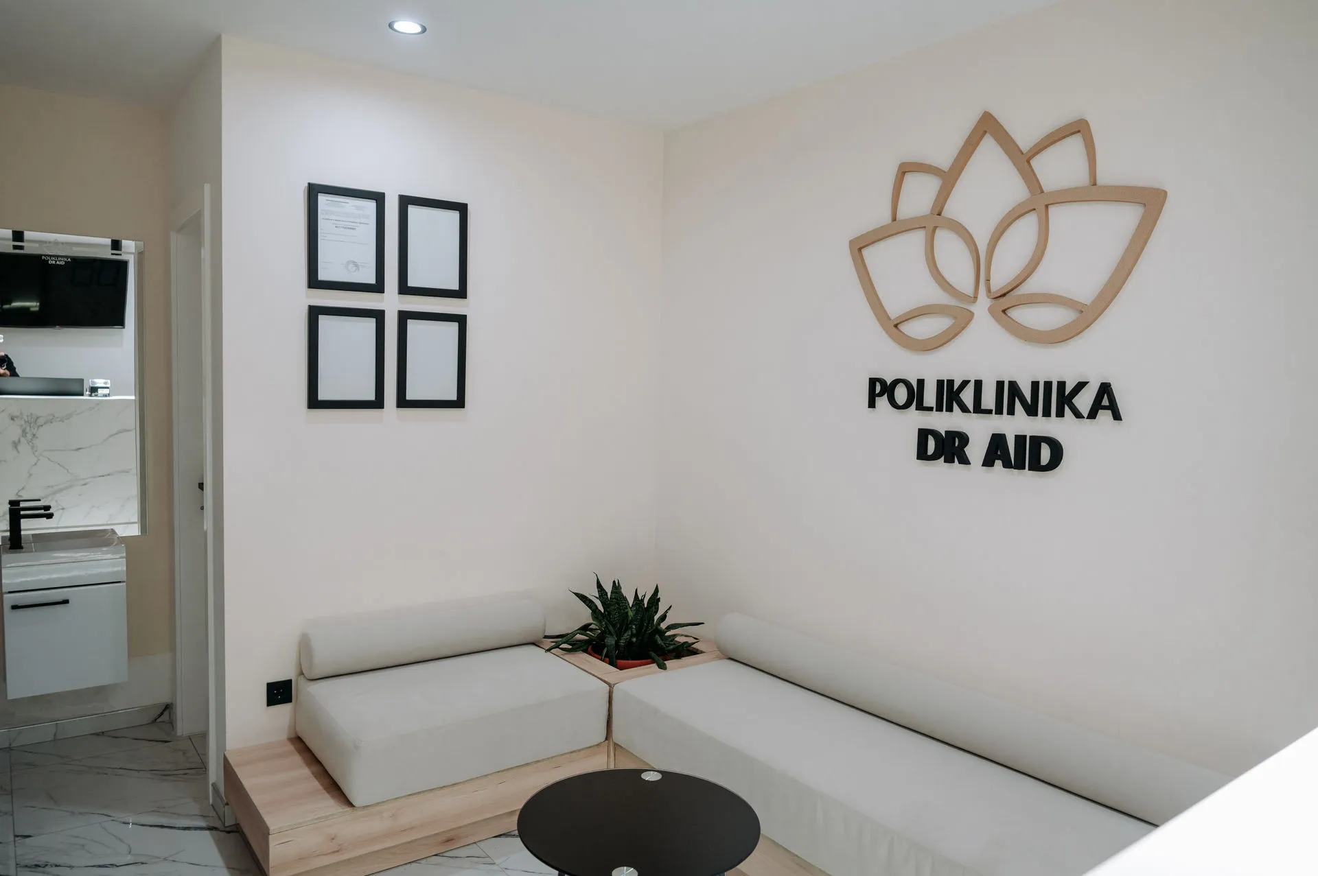 Čekaonica Poliklinike Dr Aid sa logotipom na zidu