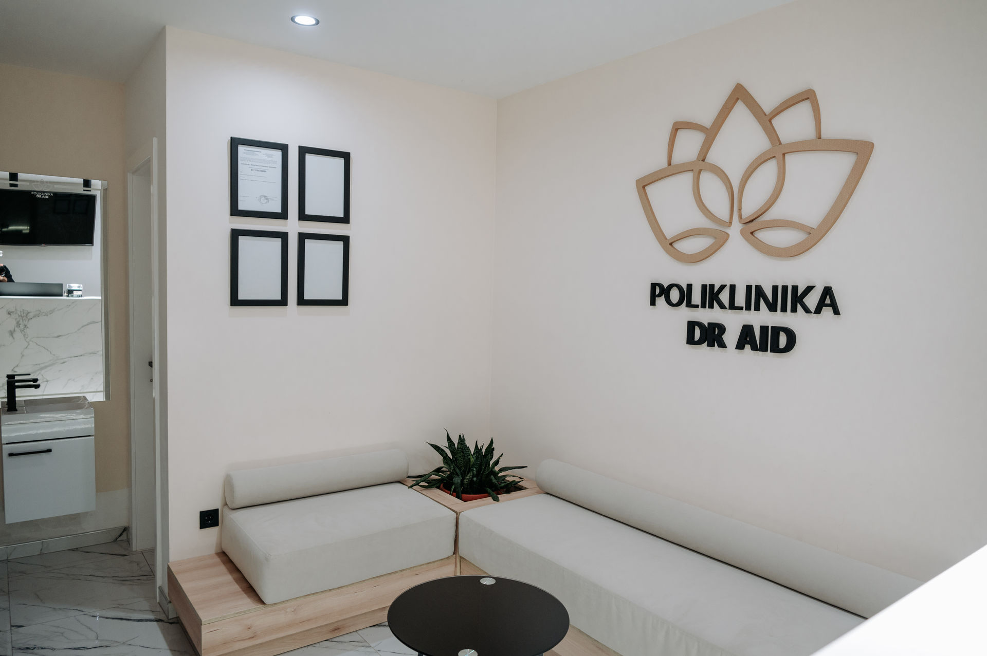 Čekaonica Poliklinike Dr Aid sa logotipom na zidu